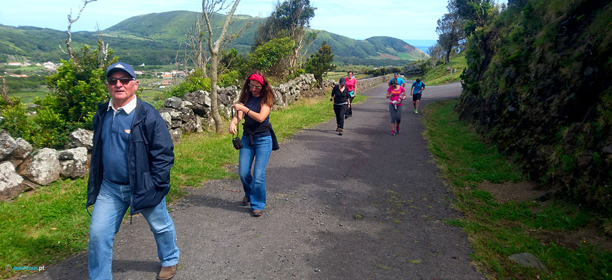 Trilho pedestre no perímetro da cratera da Furna do Enxofre, na Ilha Graciosa - Açores