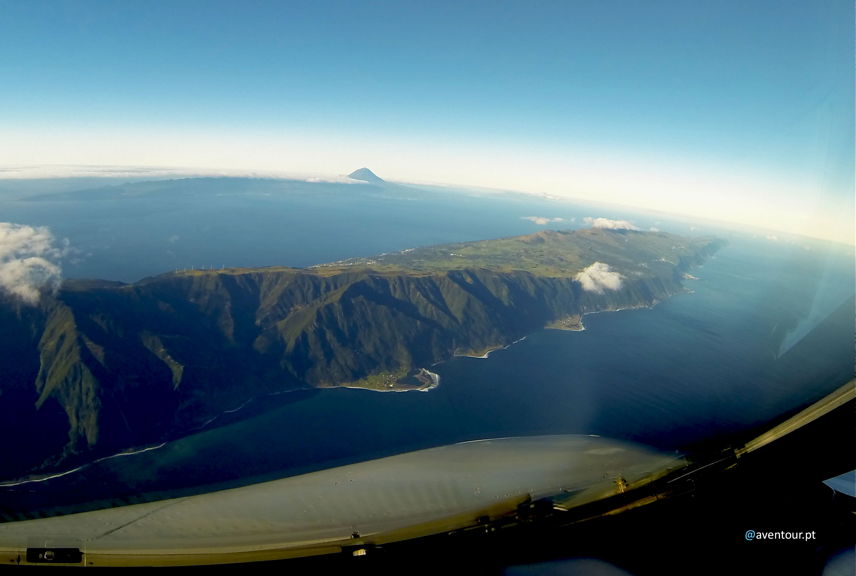 Vista do avião da Sata Air Açores  da ilha de São Jorge nos Açores