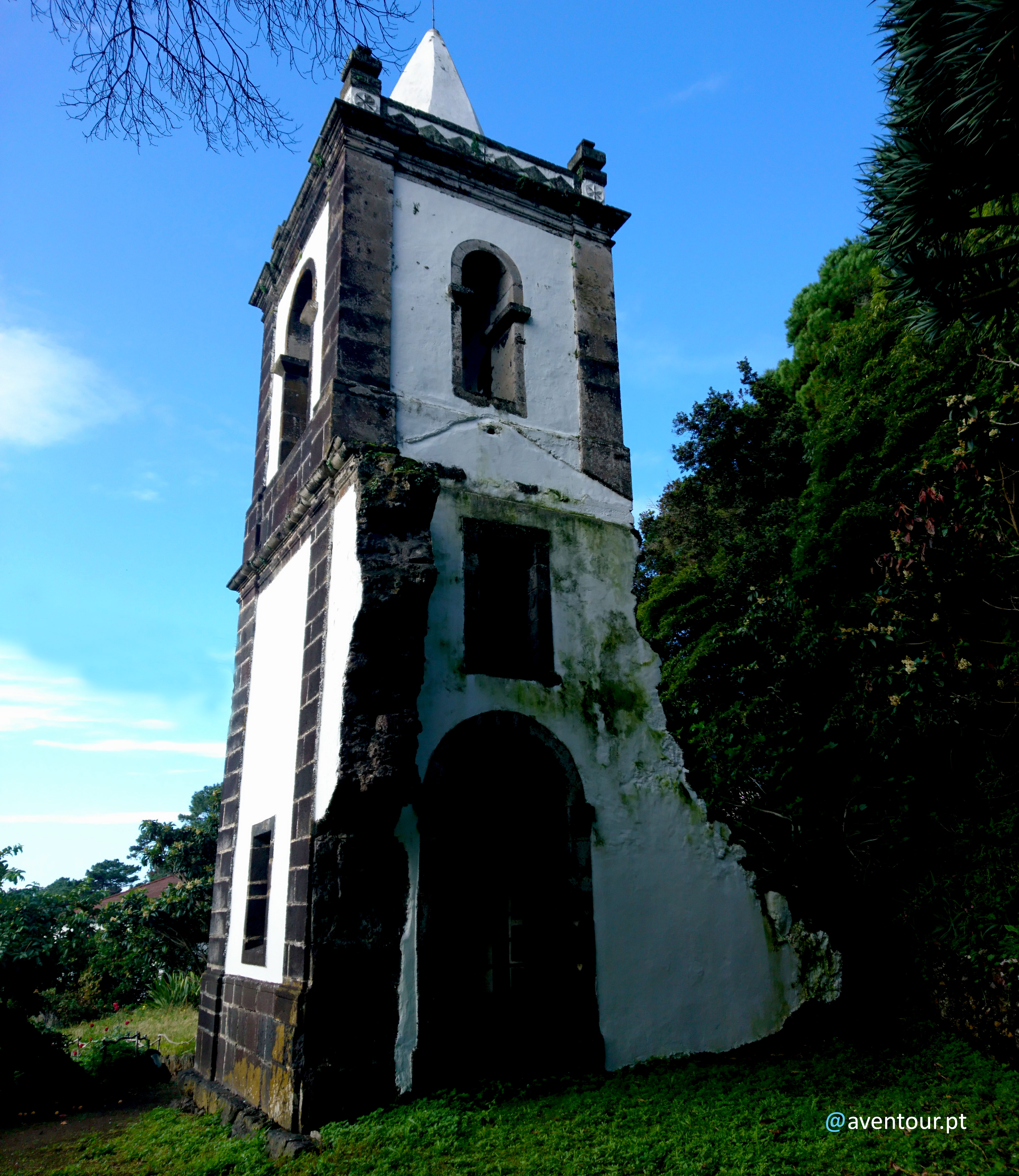 Torre da Urzelina do Vulcão de 1808 na ilha de São Jorge nos Açores