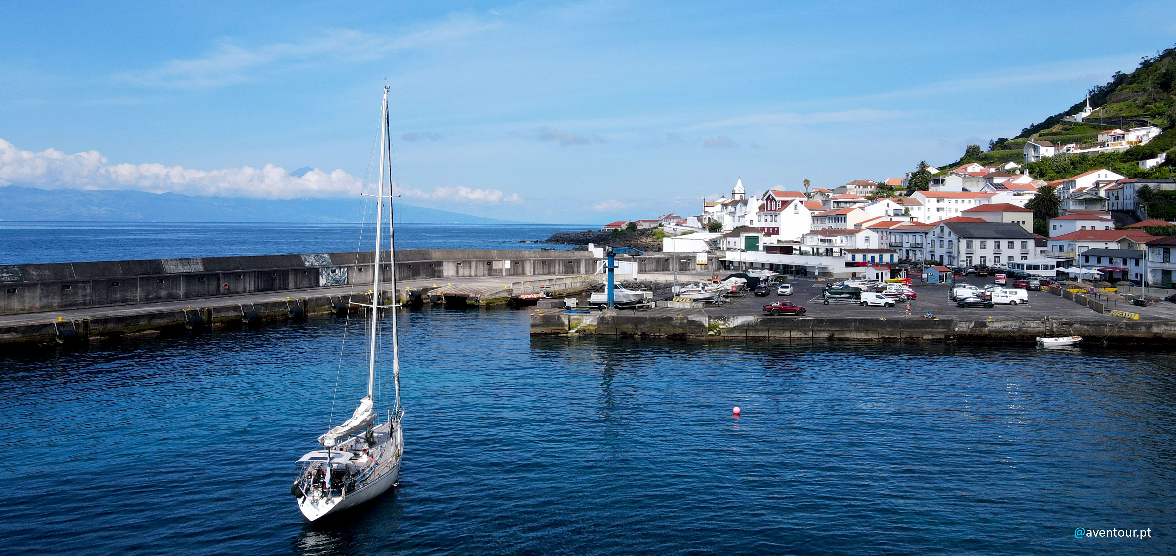 Vila de Calheta na ilha de São Jorge nos Açores