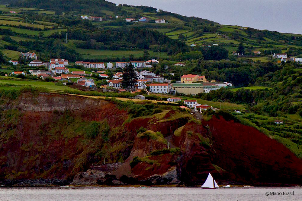 Vila do Topo na ilha de São Jorge nos Açores